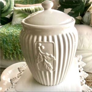 🎄 Large Ribbed Ceramic French White Christmas Holly Ginger Jar